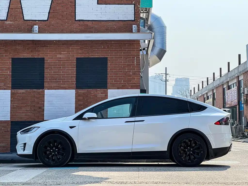 Tesla Model X 2